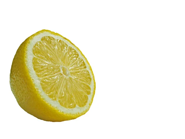 Helft van verse citroen geïsoleerd op witte achtergrond — Stockfoto