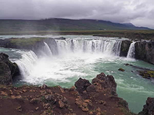 회색 구름으로 유명한 아이슬란드 폭포 Godafoss — 스톡 사진