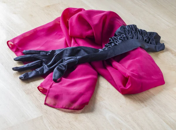 나무 책상에 붉은 명주 스카프에 긴 검은 새틴 장갑 — 스톡 사진