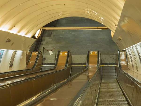Пражский эскалатор в метро — стоковое фото