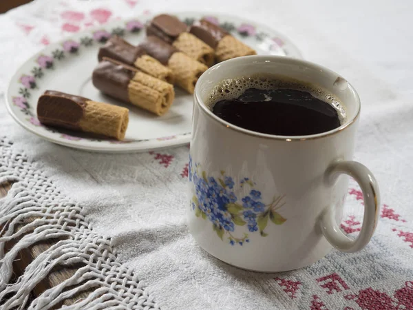 소박한 식탁보에 검은 커피와 오래된 부서진 컵 플랫 — 스톡 사진