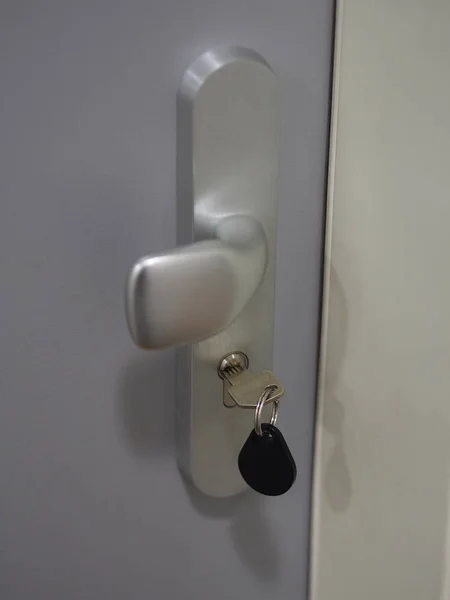 현대 실버 apartme에서 잠금에 칩이 내장 된 보안 키를 닫습니다 — 스톡 사진