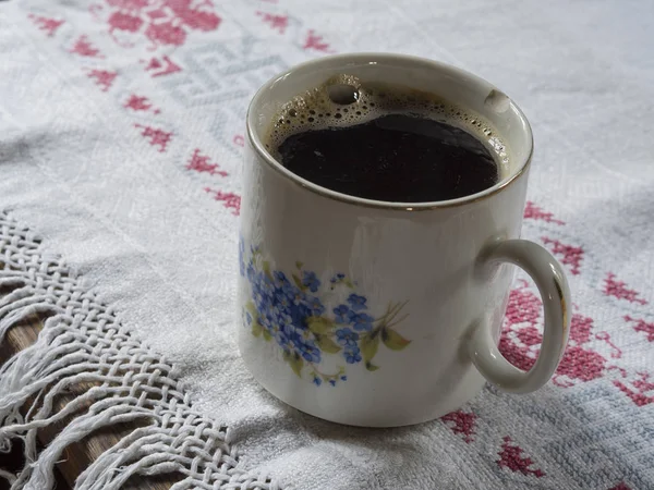 boyalı unut-me-değil siyah kahve ile eski yontulmuş fincan 