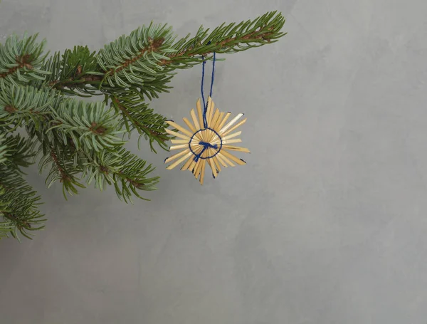 Decoración de Navidad estrella de paja en rama de abeto de plata en — Foto de Stock
