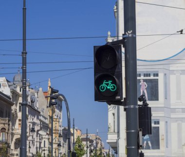 Polonya, Lodz, 30 Ağustos 2017:green trafik ışığı Lodz şehir merkezinde Piotrkowska bisiklet için 