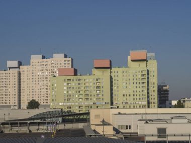 Polonya, Lodz, 30 Ağustos 2017:view Lodge şehir merkezindeki eski kule blok daire ve otobüs ile 