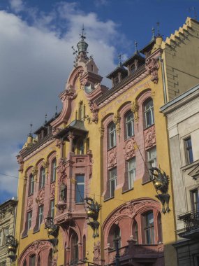 Sarı ve pembe Sarayı ile ejderha heykeli Lodz şehir merkezi wi