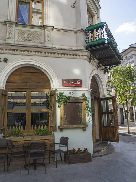 Fora do café bar com mesa e porta aberta em piotrkowska st — Fotografia de Stock