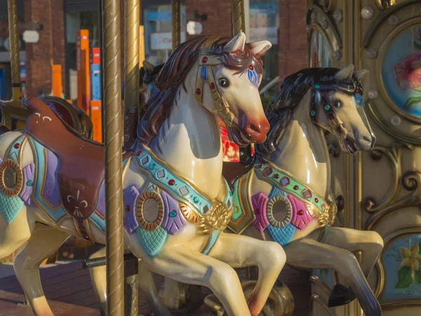 Старая карусель красочные лошади в золотом вечернем свете — стоковое фото