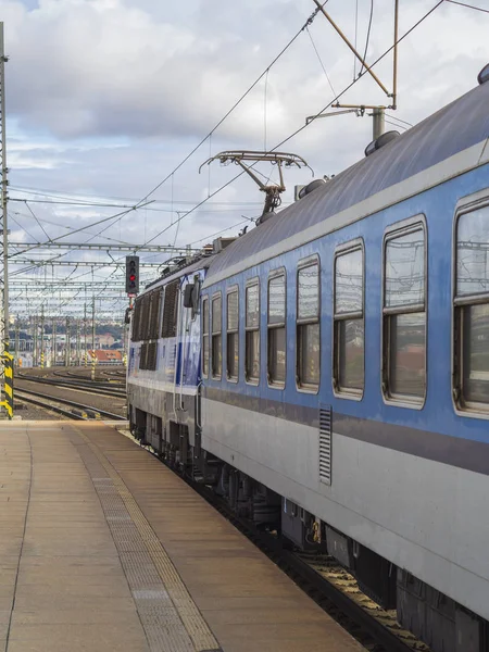 Mavi tren demiryolu tren sta boş platformda ile