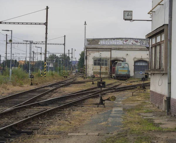 Roestige Palisades met trein depot en rail tracks — Stockfoto
