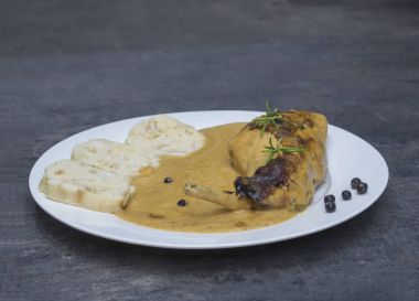 üzerinde kök sebze krema soslu köfte ile pişmiş tavşan bacak