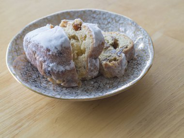 yakın yukarı dilimlenmiş geleneksel Alman badem ezmesi Stollen Noel CA