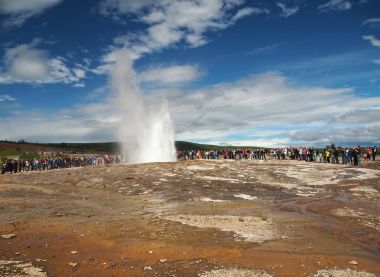 İzlanda, Strokkur, 26 Temmuz 2016: Strokkur geysir Erüpsiyonu Golde