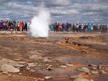 İzlanda, Strokkur, 26 Temmuz 2016: Strokkur geysir Erüpsiyonu Golde