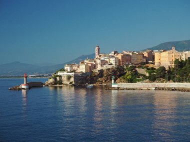 Korsika Bastia bağlantı noktası görünümü Harbor kırmızı ve yeşil l ile denizden