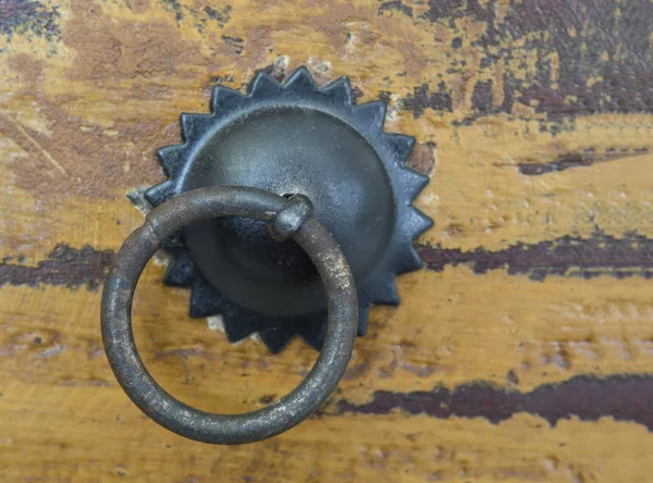 Ferro velho puxar idade vintage gaveta da mesa de madeira — Fotografia de Stock