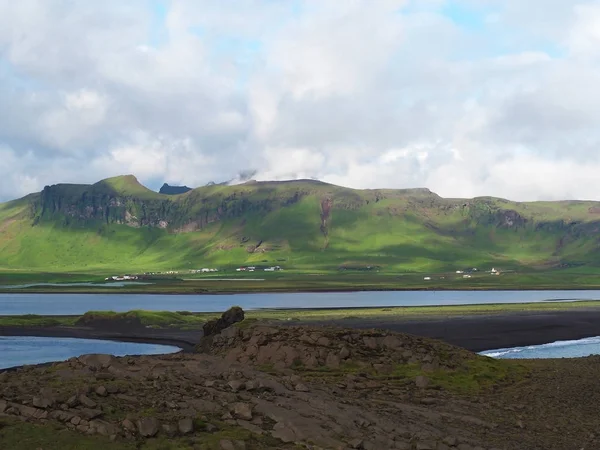 Vista sobre vik aldeia e baía do mar na Islândia — Fotografia de Stock