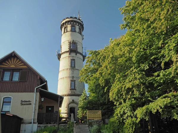 Niemcy, Sachsen, lipca 5,2016: stary wieża widokowa na Hochwald Hvoz — Zdjęcie stockowe