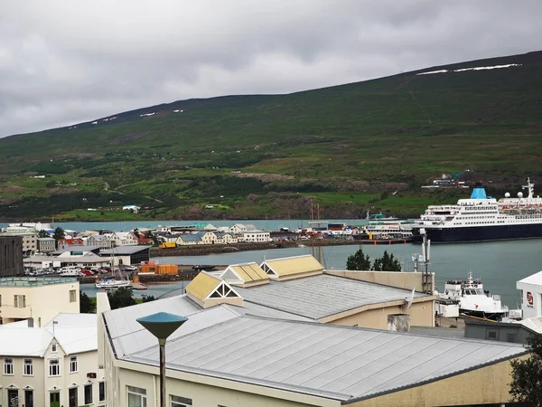 Vue sur les toits du port d'Akureyri abrite des navires et des collines verdoyantes bac — Photo