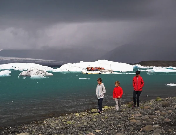 冰岛, 雷克雅未克, 2016年7月3日: 两个男孩和他的母亲漫步 — 图库照片