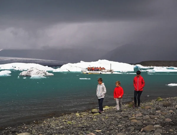 Islândia, Reykjavik, 3 de julho de 2016: dois meninos e sua mãe walkin — Fotografia de Stock