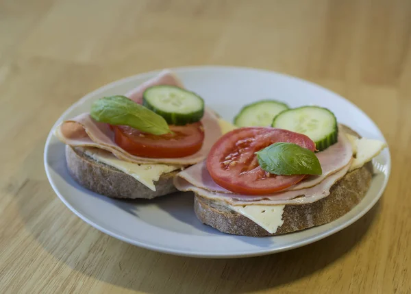 Cerrar sándwich de pan con queso jamón en rodajas tomates cucumbre — Foto de Stock