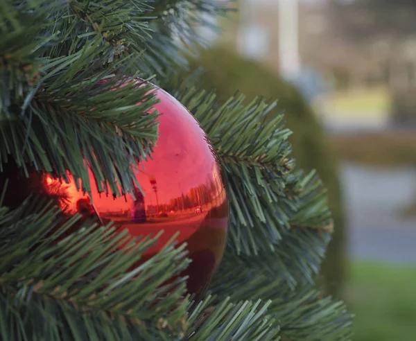 Cerca de gran adorno de bolas de Navidad roja bauble en artificial —  Fotos de Stock