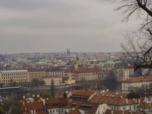 Prag şehir panorama teen kule, charles b ile eski şehir görünümü — Stok fotoğraf