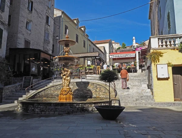 França, Corse, Corte, 21 de junho de 2017, rua principal em corte cidade w — Fotografia de Stock