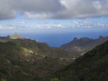 Monte Taborno üzerinde yeşil tepeler ve mavi gökyüzü dramatik WHI görüntülemek