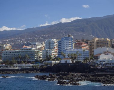  kayalık deniz havuzu büyük otel resort binalar manzara Puerto de la Cruz, tenerife yeşil tepe ve mavi gökyüzü arka plan ile görmek