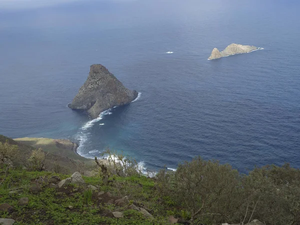 Kijk op de rots in de zee El Draguillo met groene heuvels en dramat — Stockfoto