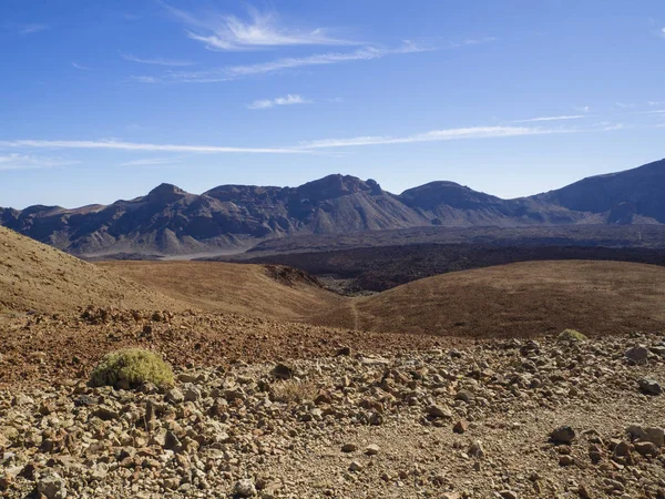 Desierto paisaje volcánico con púrpura montañas de arena naranja y — Foto de Stock