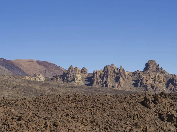 Vista sobre la famosa formación rocosa Roques de Garcia y colorido vol — Foto de Stock