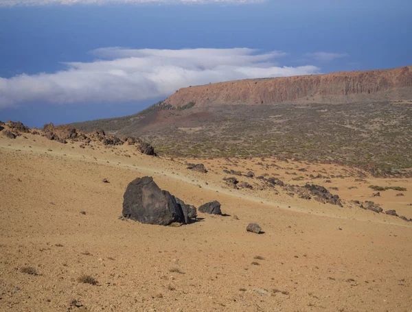 Vulkanische woestijnlandschap met paarse bergen in el teide nati — Stockfoto