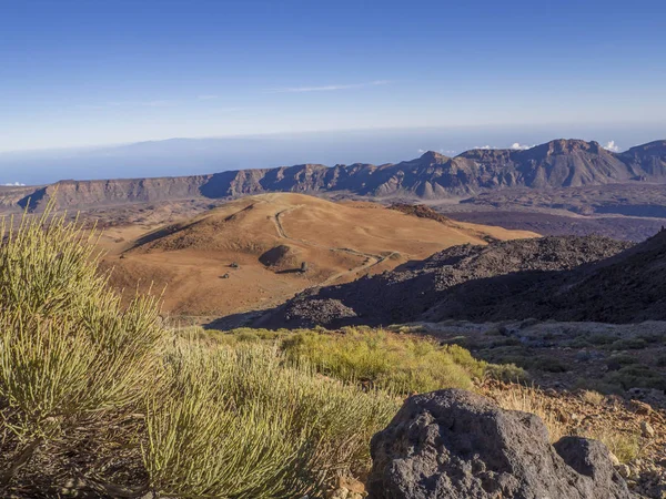 Vista sobre montana blanca en tenerife desierto volcánico paisaje ingenio — Foto de Stock
