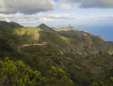 Monte Taborno üzerinde yeşil tepeler, evler ve mavi gökyüzü whit ile göster