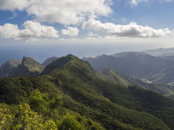 Ponto de vista Amogoje com pitorescas colinas verdes e pedreira afiada pe — Fotografia de Stock