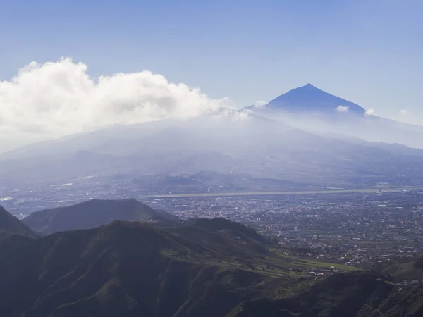 Blauer Gipfel des Vulkans pico del teide höchster spanischer Berg — Stockfoto