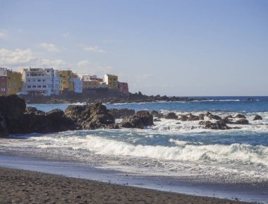 mavi deniz horizon, kaya ve renk Playa Jardin plajda görüntülemek