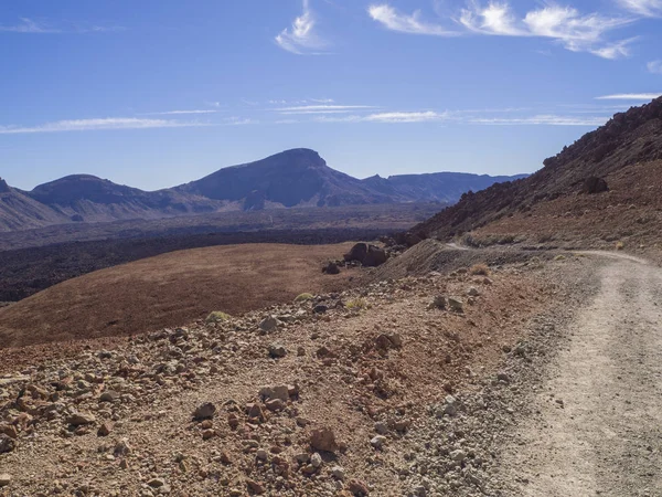 Sendero curvo camino al volcán pico del teide con volca del desierto — Foto de Stock
