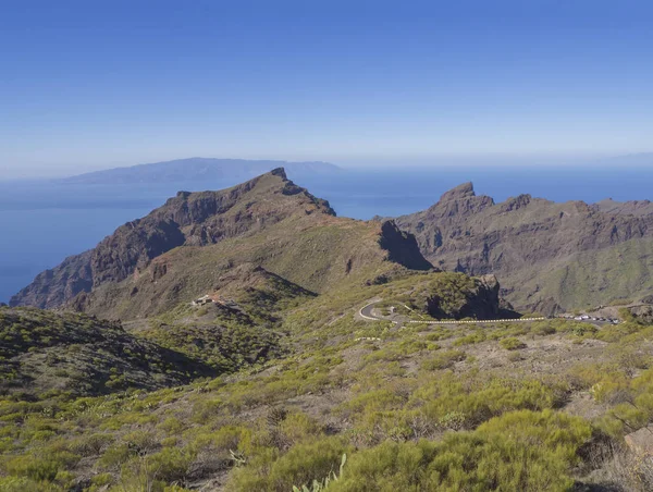 Vue sur la route asfalte au village Masca avec collines verdoyantes, mou pointu — Photo