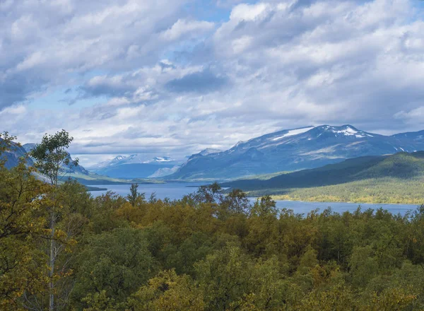 Paisaje con hermoso río Lulealven, montaña nevada, abedul y sendero de senderismo Kungsleden cerca de Saltoluokta, al norte de Suecia, Laponia naturaleza salvaje. Cielo azul de verano — Foto de Stock