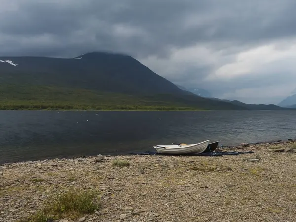 Dois barcos a remo em Kungsleden trilha de caminhadas na margem do lago Teusajaure com floresta de bétula e montanhas. Paisagem da natureza da Lapônia no verão, céu temperamental . — Fotografia de Stock