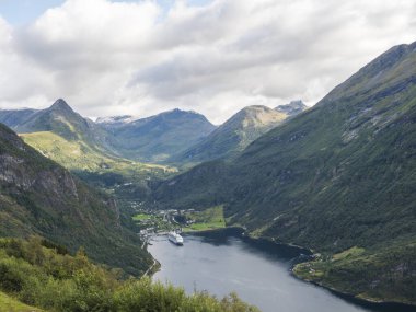 Dünya 'nın en güzel fiyortlarından biri olan Sunnmore bölgesindeki Geirangerfjord' a bakın, Unesco Dünya Mirası 'na dahil. Ornesvingen Kartal Yolu 'ndan bakış açısı, sonbaharın başlarında, bulut
