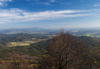 Luzicke Hory Panorama, Hochwald Hvozd 'dan manzara Lusatian Dağları' nın en çekici manzaralarından biri. Sonbahar renkli yapraklı, kozalaklı ağaç ormanı ve yeşil tepeler, altın saat.