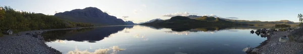 Large vue panoramique sur la rivière Lulealven à Saltoluokta en Suède Laponie pendant l'heure dorée du coucher du soleil. Montagne verte, bouleaux, rochers nuages et ciel réfléchissant à clair l'eau . — Photo