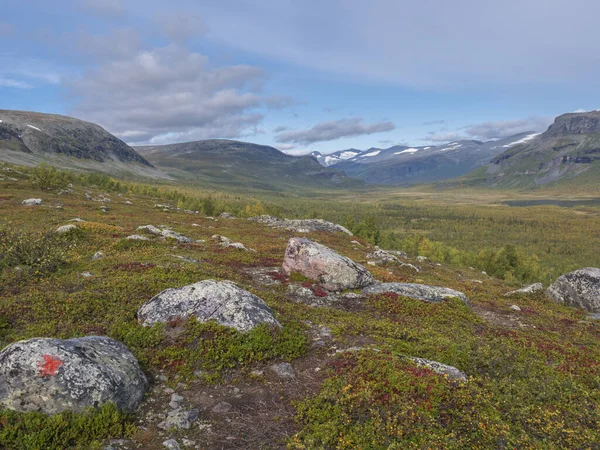 Wunderschöne wilde Natur des Sarek Nationalparks in Schweden Lappland mit schneebedeckten Berggipfeln, Fluss und See, Birken- und Fichtenwald. frühherbstliche Farben, blauer Himmel weiße Wolken. — Stockfoto