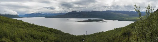 Panoramic landscape of Akkajaure lake at Kungsleden hiking trail, green mountains and birch tree forest in mist and clouds — Stock Photo, Image